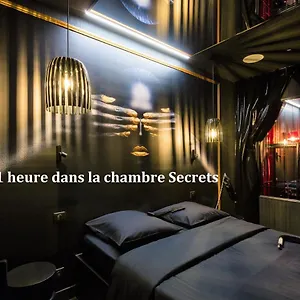 Hotel miłości Avec Nuit Insolite Au Dandy Et Jacuzzi Privatise (adults Only), Paryż